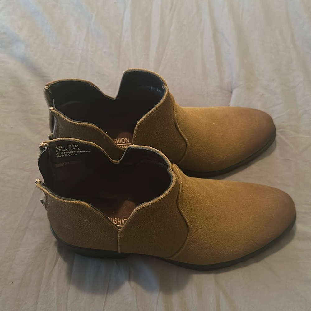 Ankle boot with back zipper, Size 8.5 Memory Foam soles